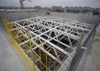 Montaż konstrukcji atrium w centrum Warszawy.