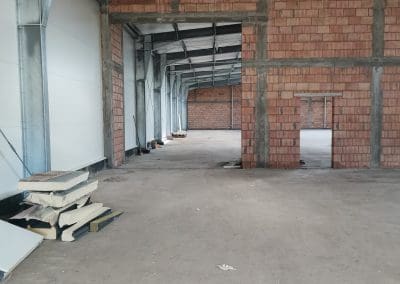 Wnętrze hali przemysłowej z wybudowaną ścianą