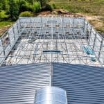 Dowiedz się, jak warunki atmosferyczne oddziałują na halę stalową oraz jakie rozwiązania zwiększają jej odporność i żywotność przez wiele lat.