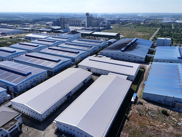 Hale stalowe od A do Z – przewodnik po konstrukcjach stalowych dla przemysłu