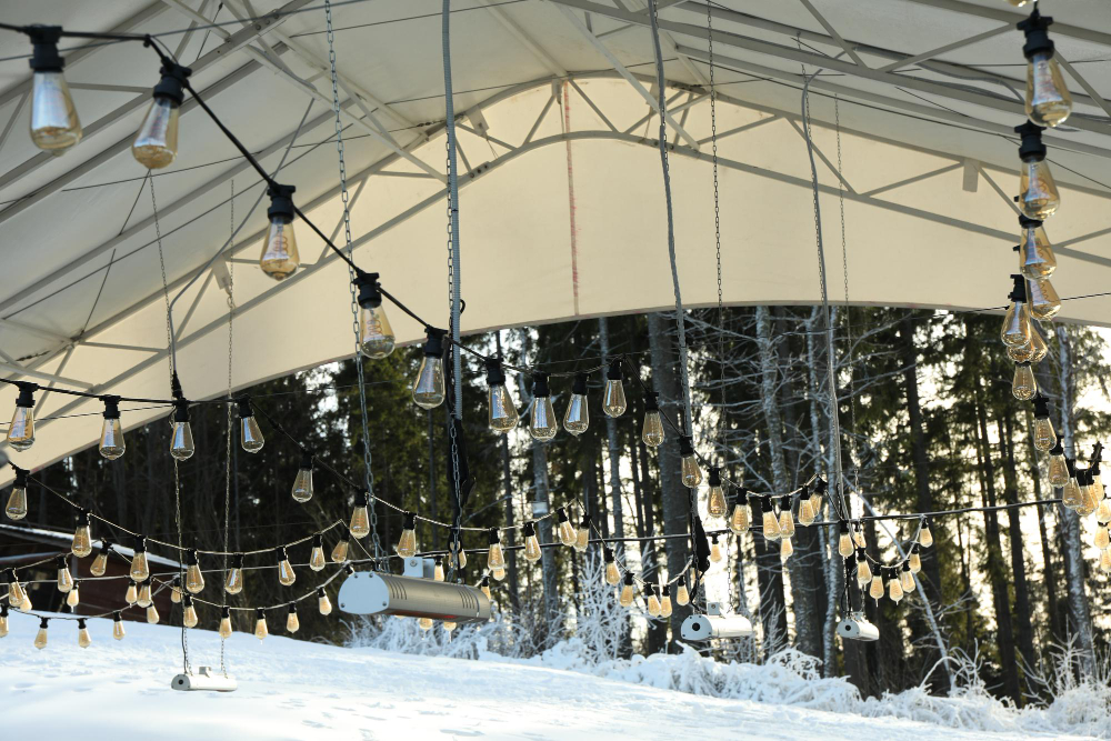 Sprawdź, jak skutecznie zabezpieczyć halę namiotową przed dużą ilością śniegu, uniknąć uszkodzeń konstrukcji i bezpiecznie przetrwać zimę.